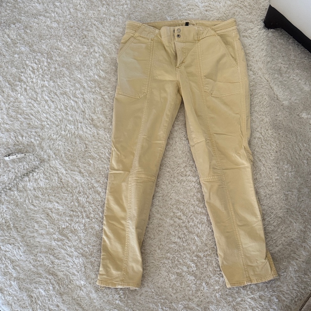 Women's soft yellow cropped jeans
